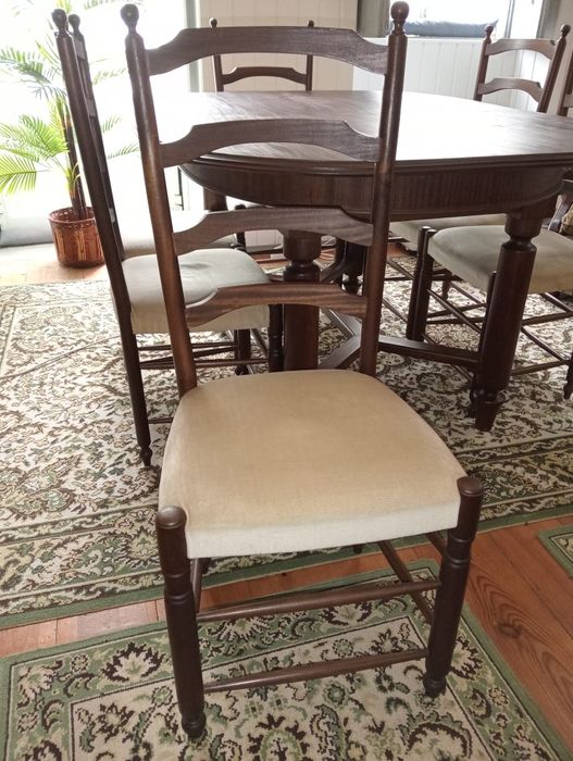 Mesa de sala em madeira maciça, com 8 cadeiras estofadas