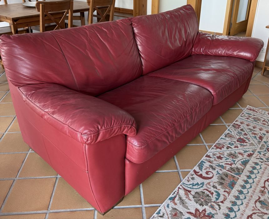 Sofa cama de pele + 2 sofas brancos + 2 cadeiras