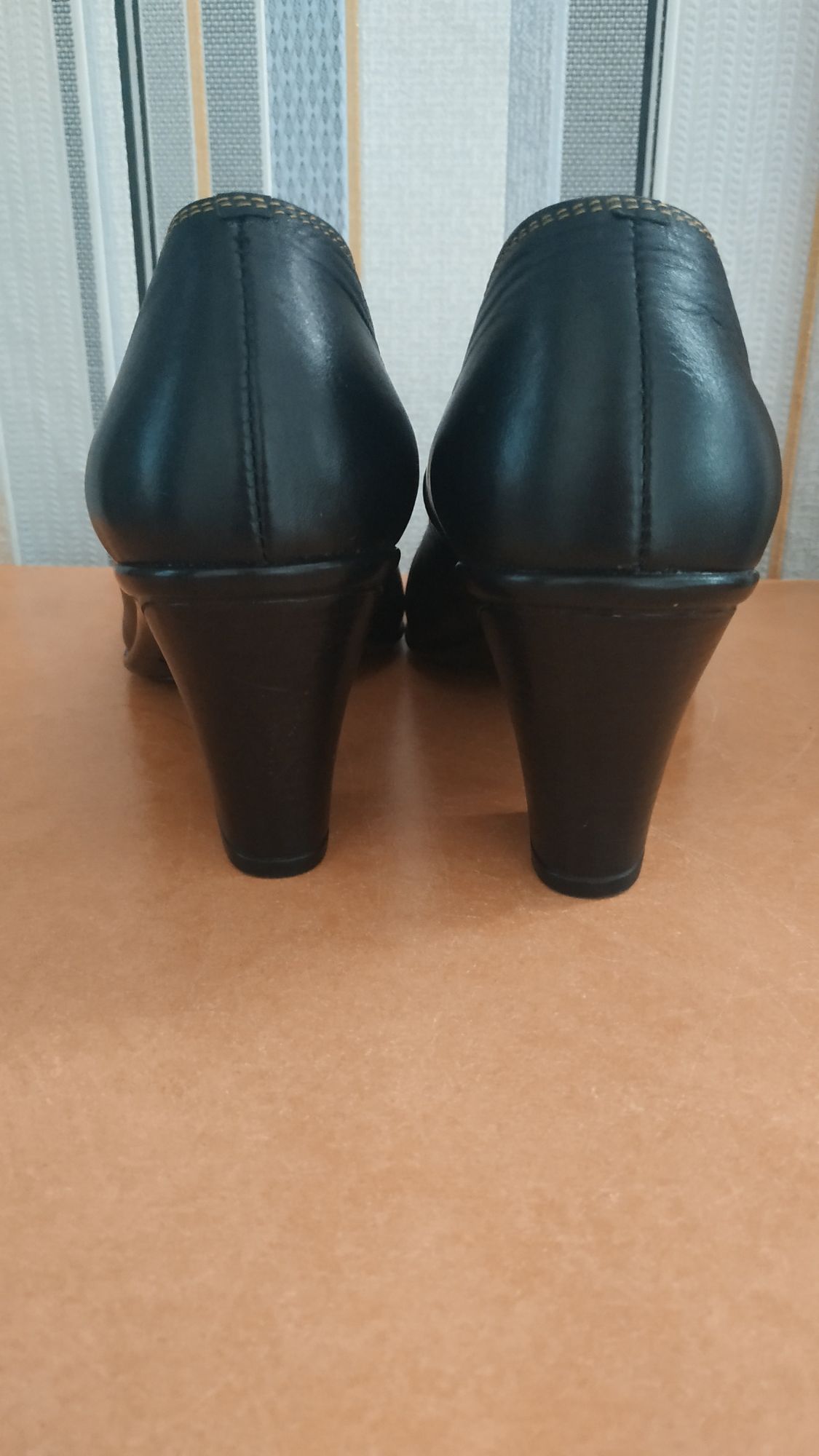 Продам женские туфли р.42