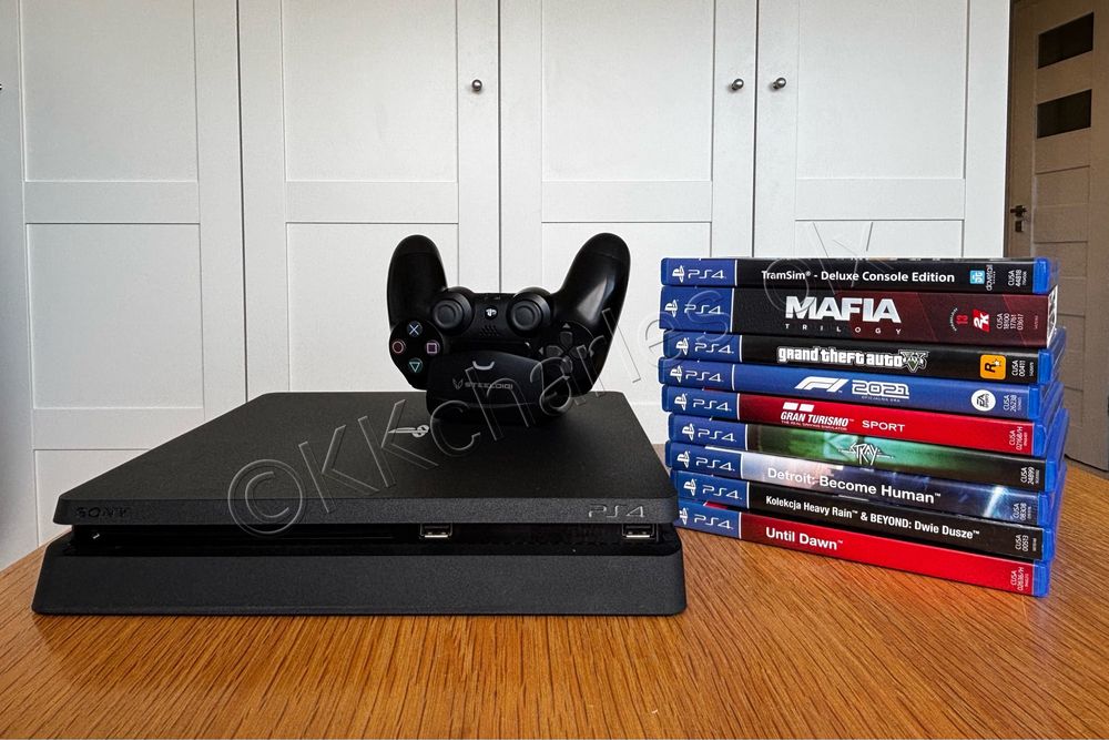 Playstation 4 + pad + stacja + 12 gier
