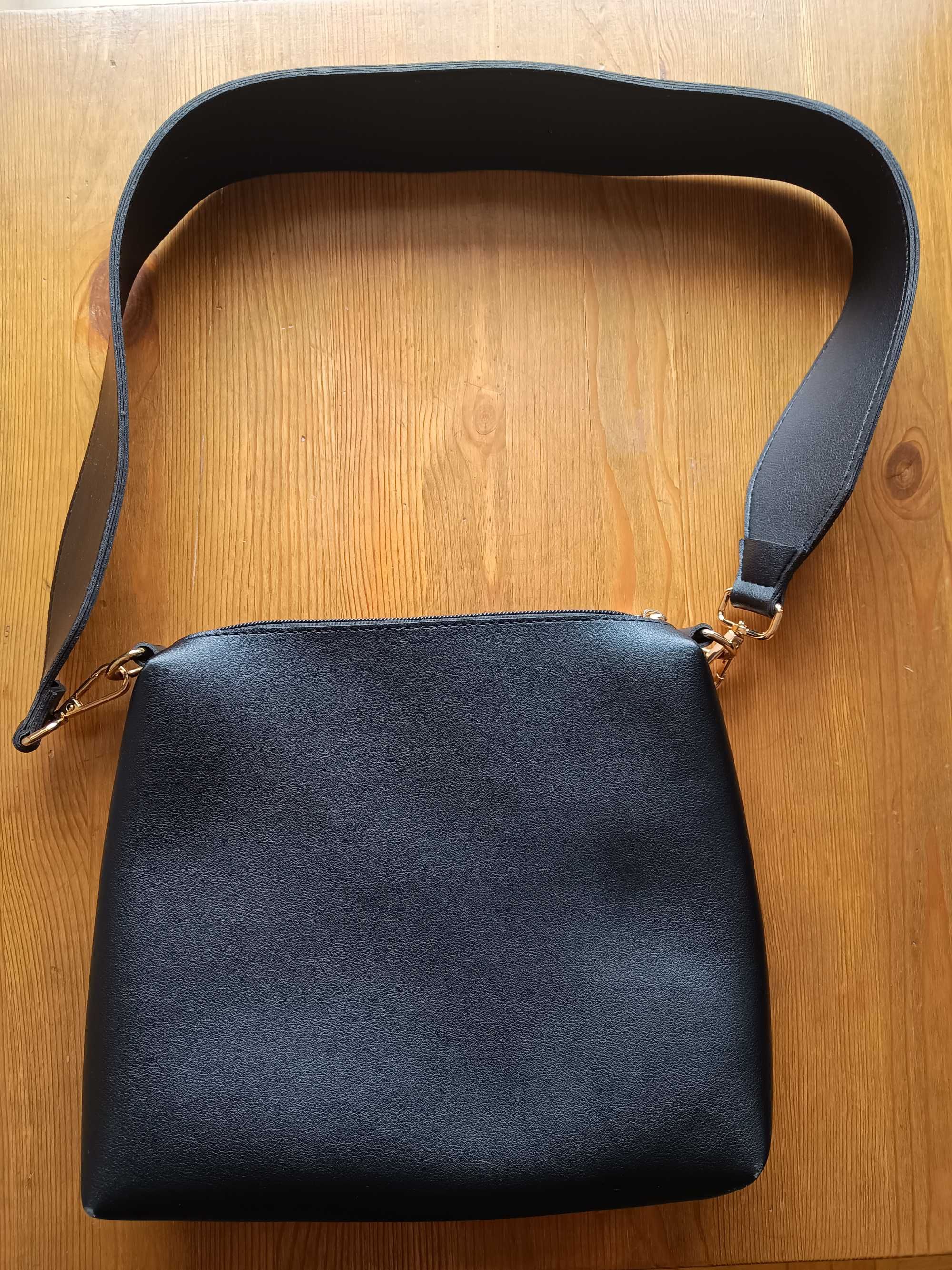 Torebka crossbody Mohito czarna minimalistyczna na zamek