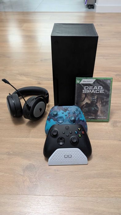 Xbox Series X + dwa pady + słuchawki + stacja ładująca