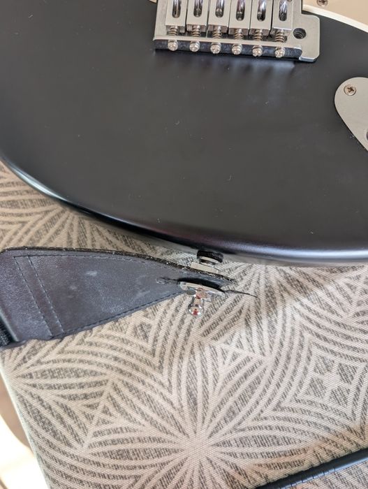 Guitarra Eléctrica Cort G110 + saco Gator