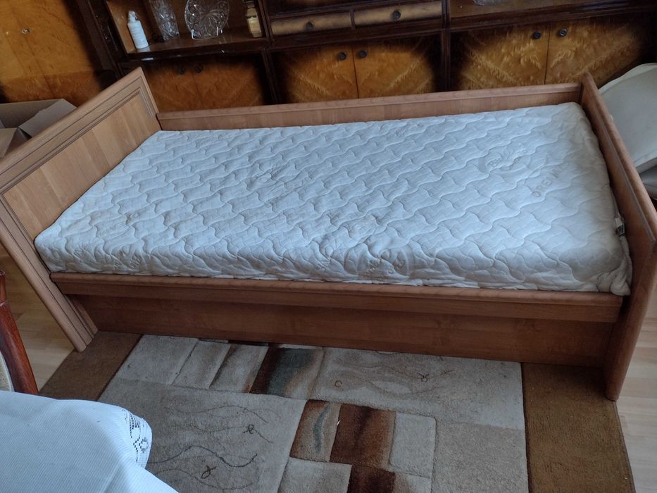 Łóżko z pojemnikiem i materacem