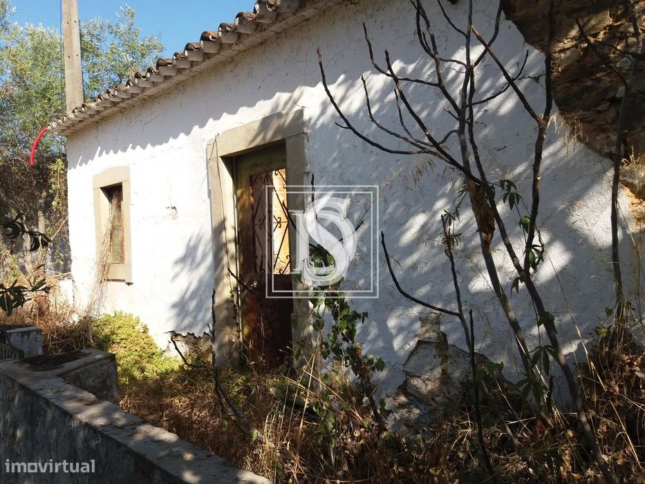 Moradia para Restaurar T5 em Santa Catarina da Fonte do Bispo