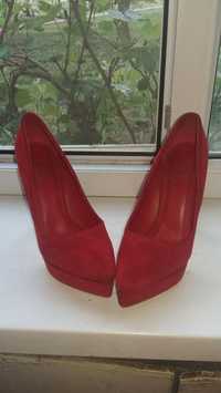 Продам замшевые туфли (красные)