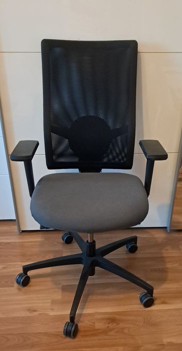 Fotel obrotowy renomowanej firmy Dauphin.