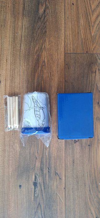 Kubek z kolorowanką i zestawem kredek