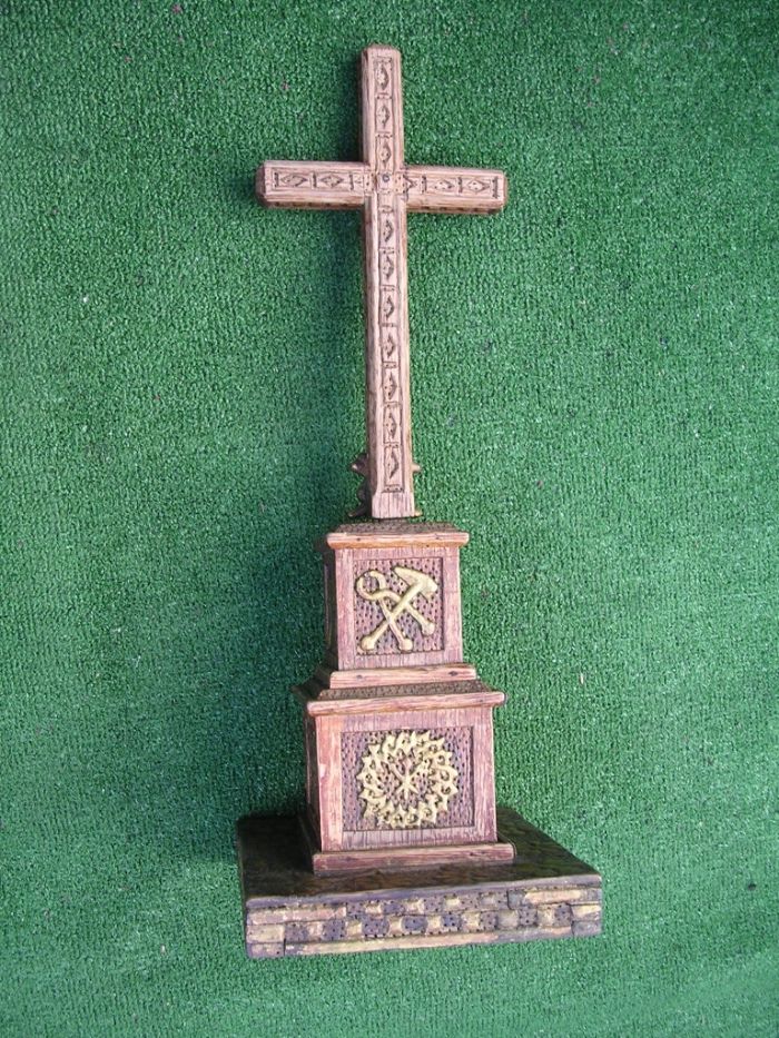 Drewniany krzyż stojący (pasyjka) z 1911 roku