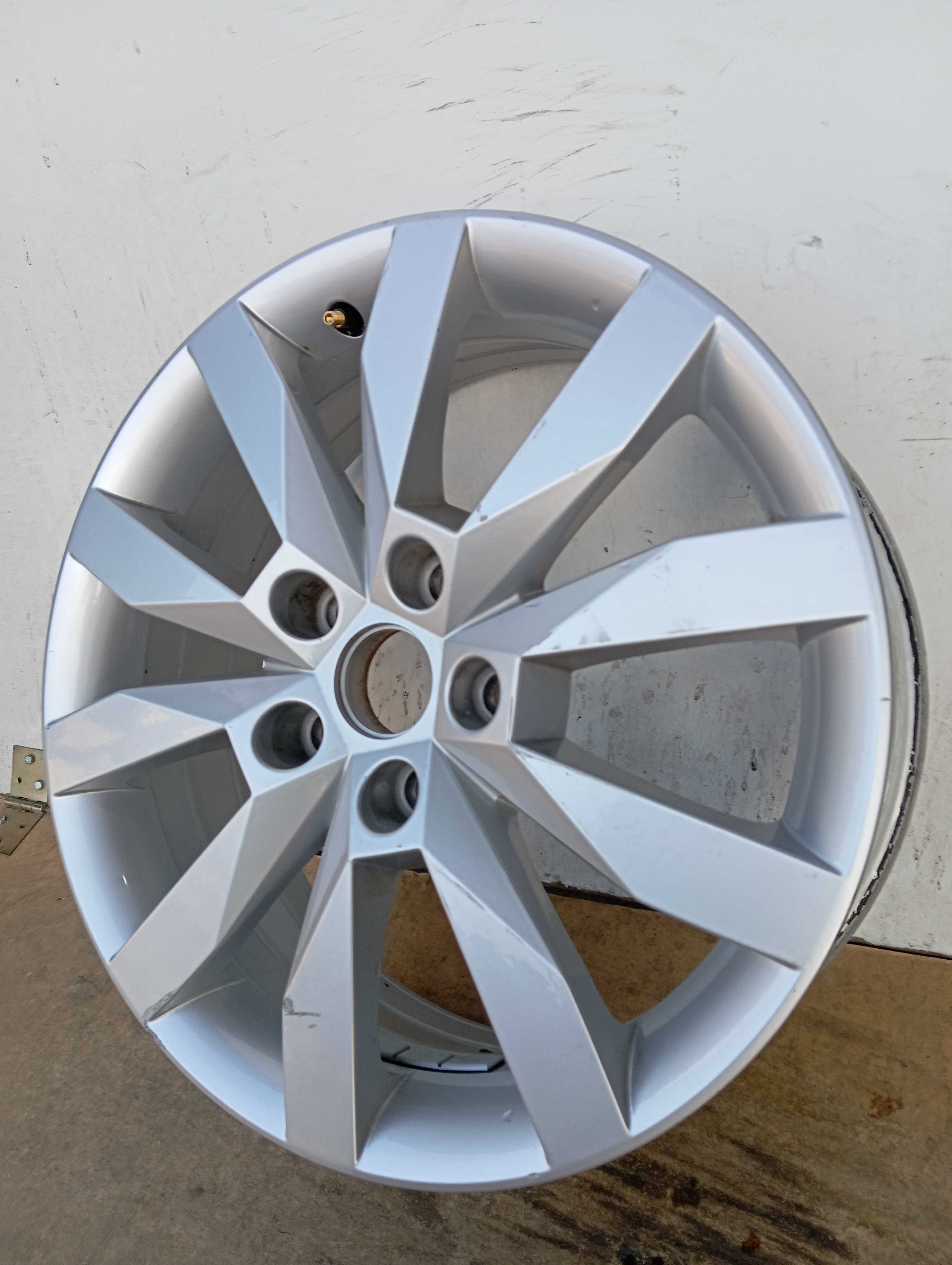 1x Felga Skoda Octavia 17” 6J ET48 5x112 57,1 5E0.601.025N