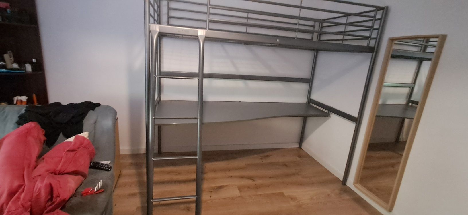 Cama Loft IKEA SVÄRTA com secretária
