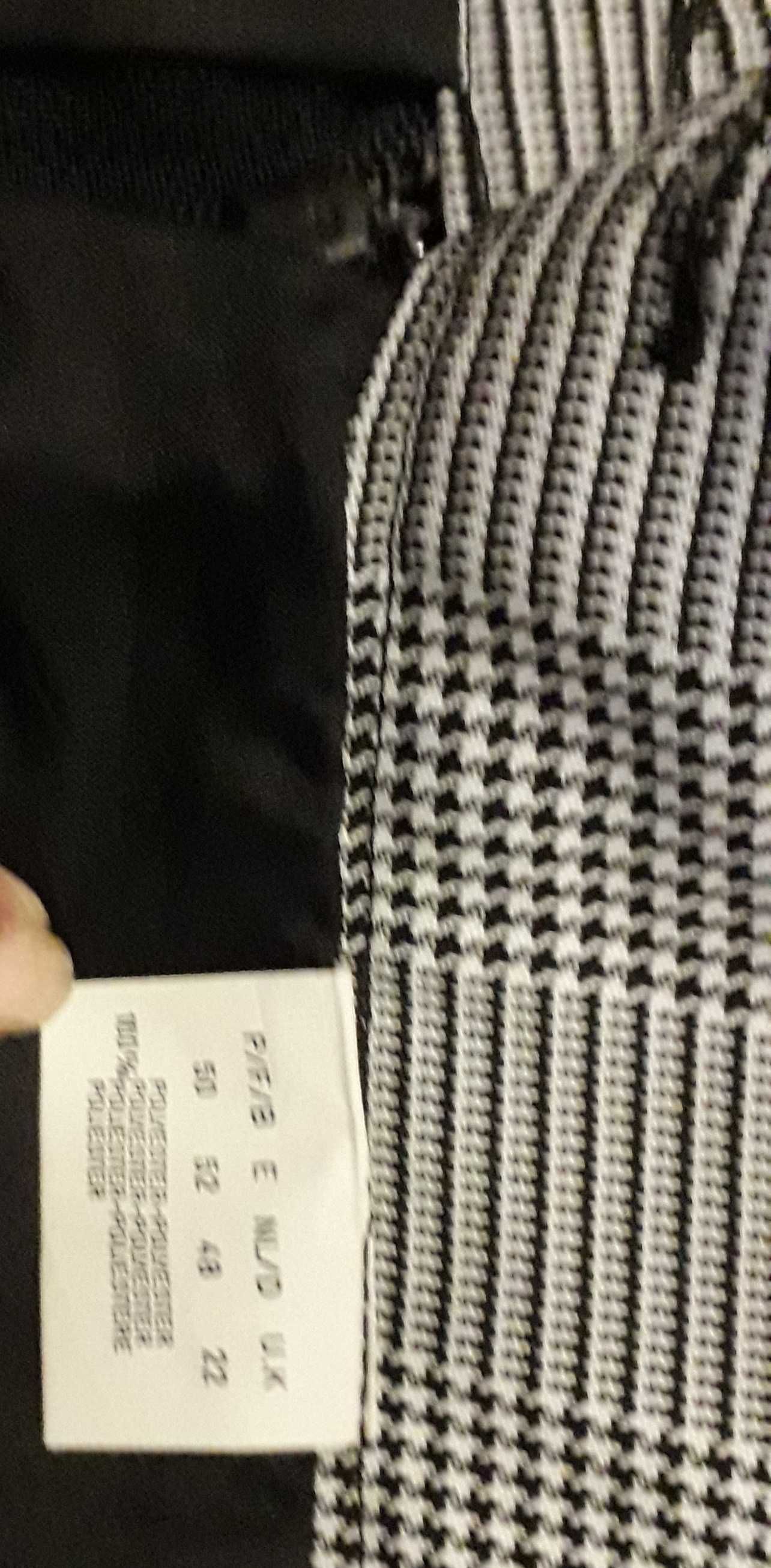 Saia em xadrez, preto e branco, muito elegante