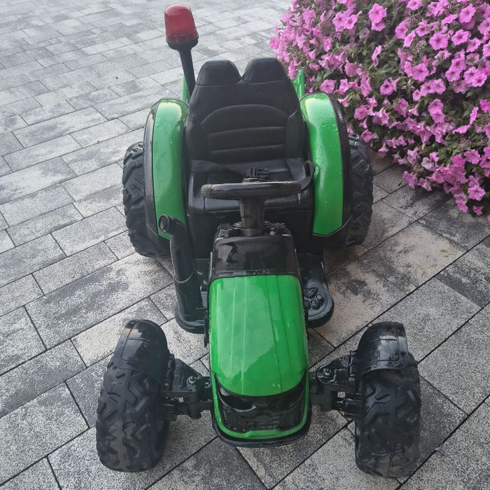 Traktor z przyczepą na akumulator grający na pilota