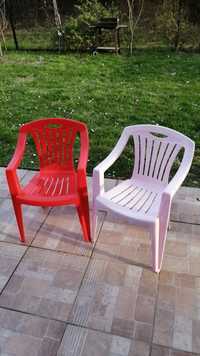 Sprzedam dwa krzesełka plastikowe dla dzieci w bardzo dobrym stanie