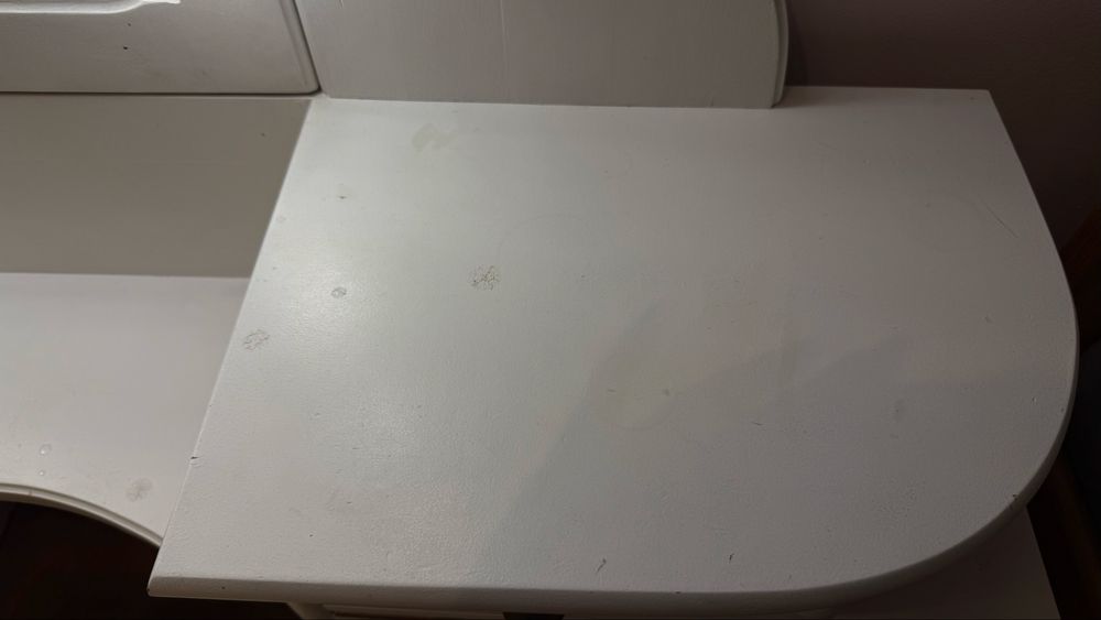 Używana, oświetlana toaletka