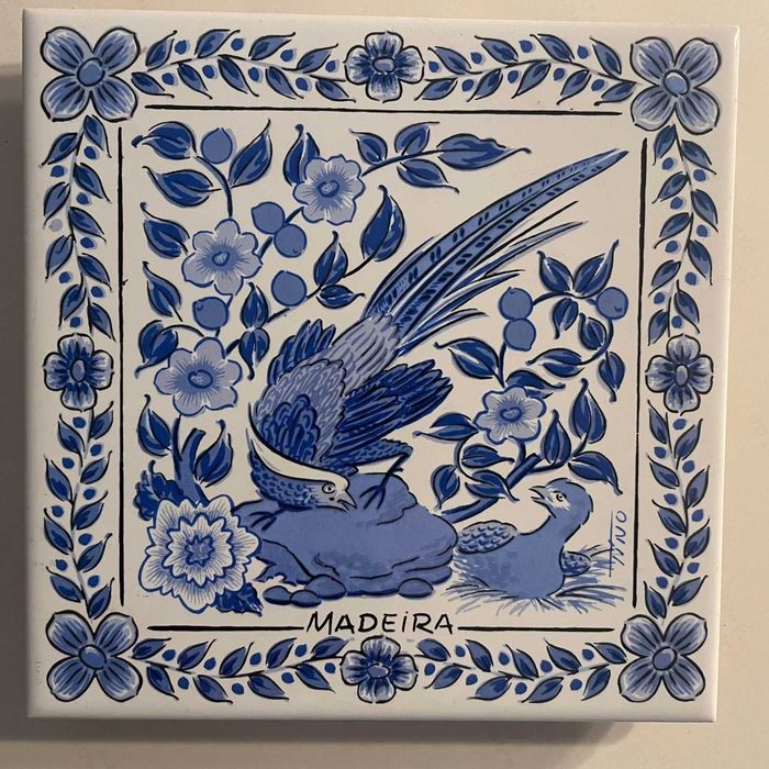 Azulejo monocromático com motivos da Ilha da Madeira 15x15cm
