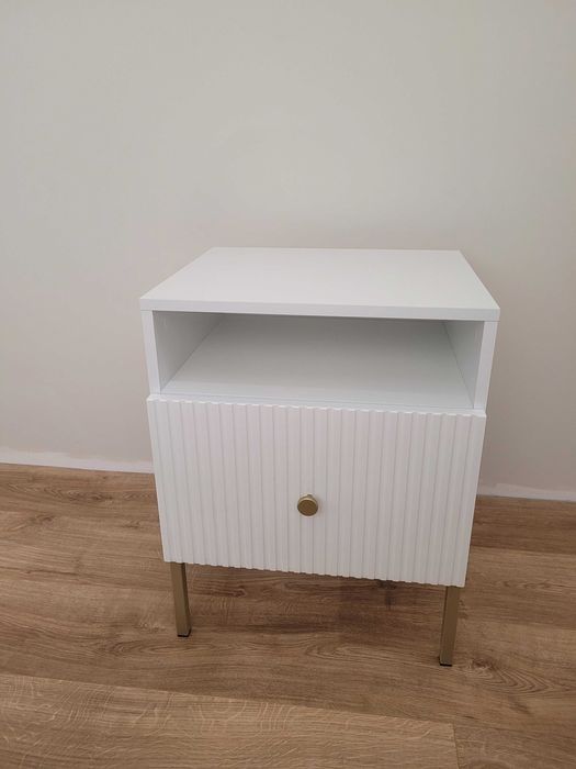 Biała szafka nocna ryflowana Viena z szufladą, złote nogi