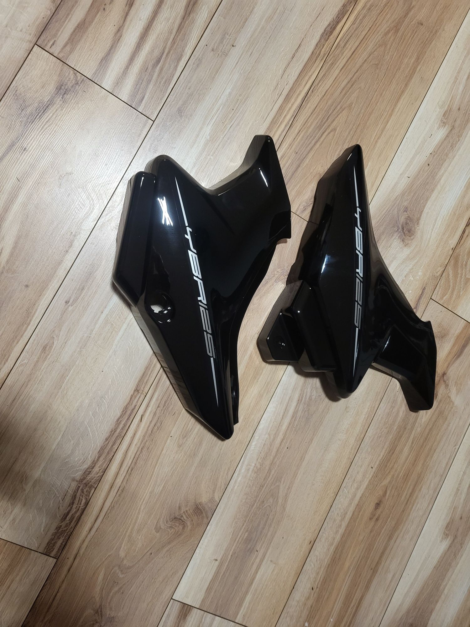 Komplet plastików boczków owiewek yamaha ybr 125 osłon akumulatora fil