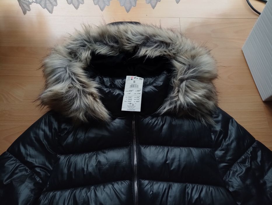 Czarna pikowana kurtka z futerkiem