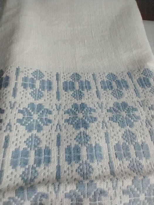 duży obrus bawełniany z haftem