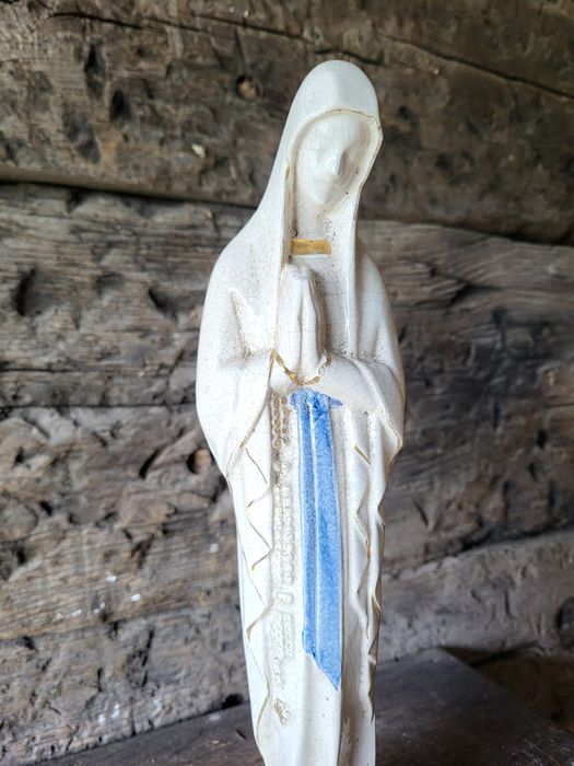 Porcelanowa figurka Maryja Banneux Matka Boża Ubogich