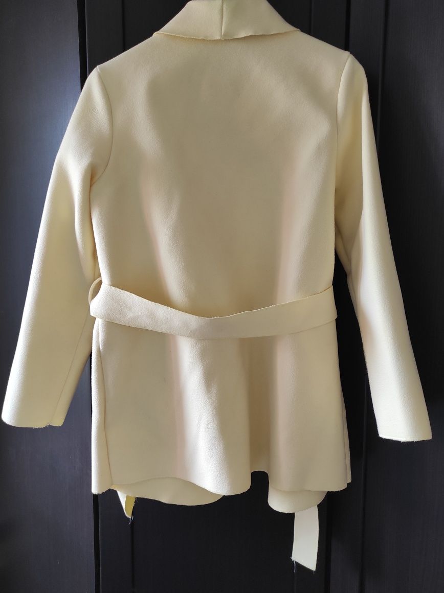 Płaszcz krótki zakładany typu szlafrok damski wiązany na wiosnę