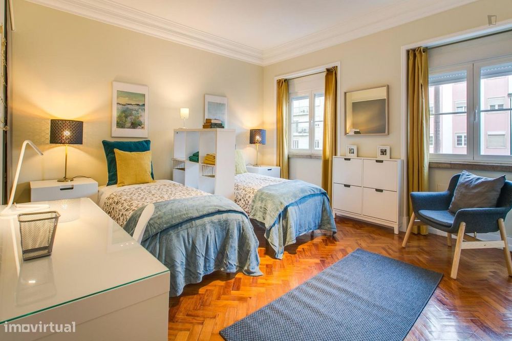 142052 - Quarto com 2 camas em apartamento com...