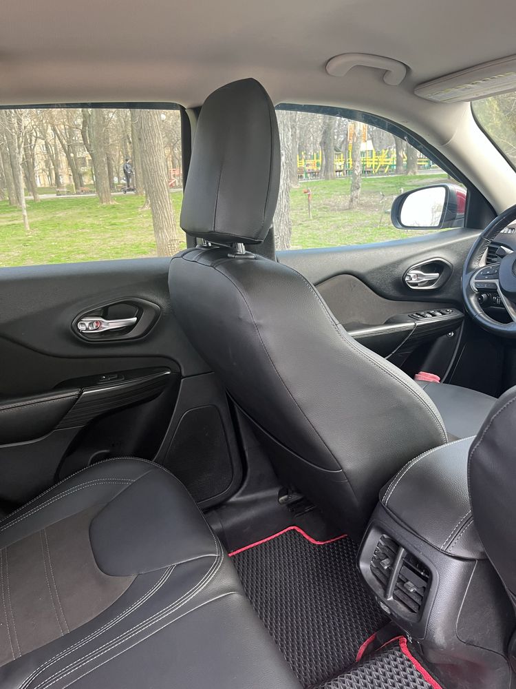 Продам Jeep cherokee 2015