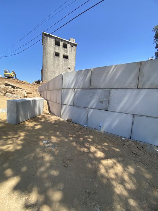 Muros em blocos de betao tipo lego.