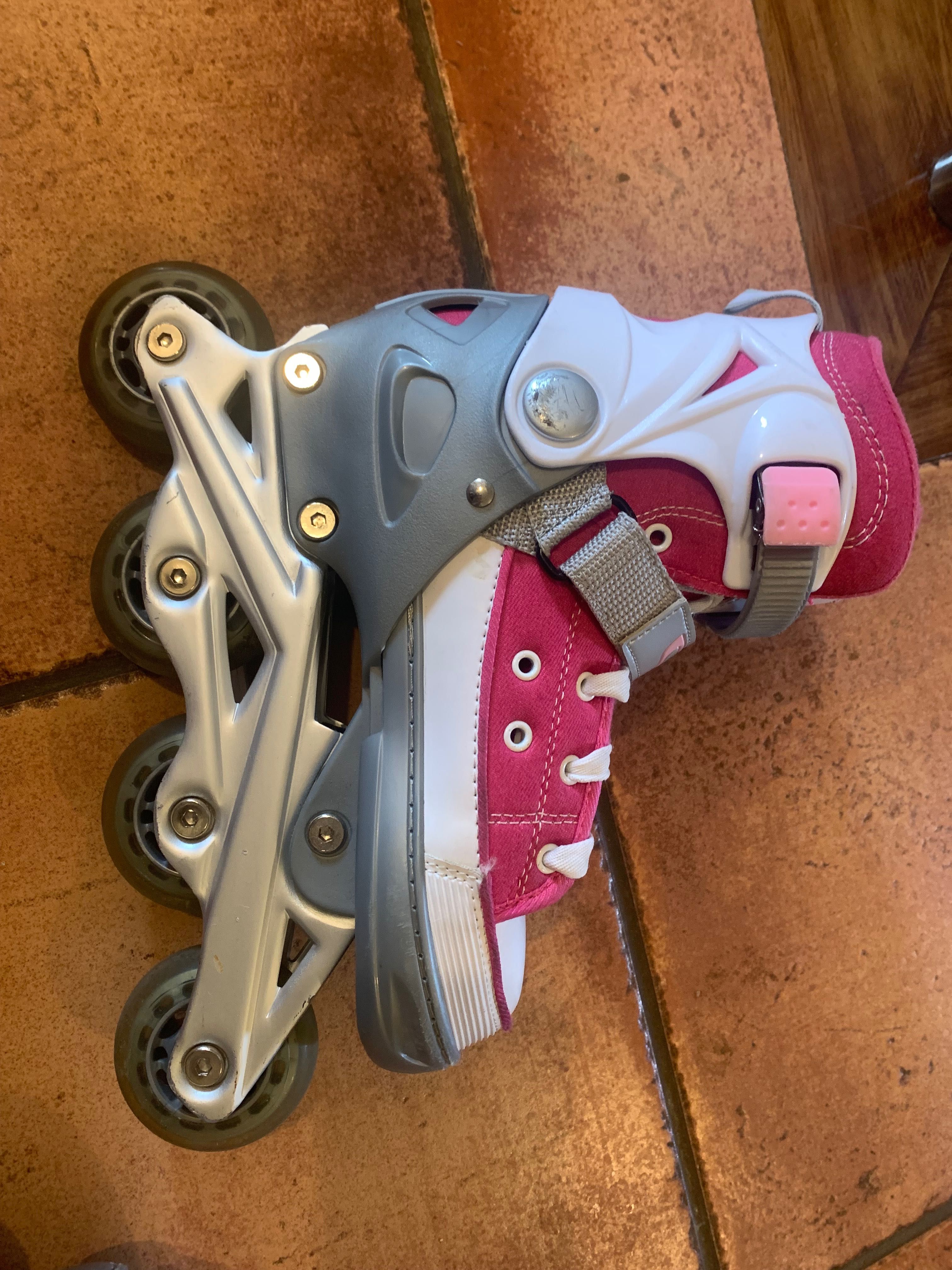 Patins em linha rosa