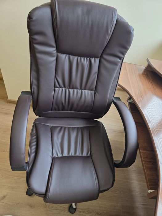 Стіл,крісло комп'ютерне,компютер.4000тис.