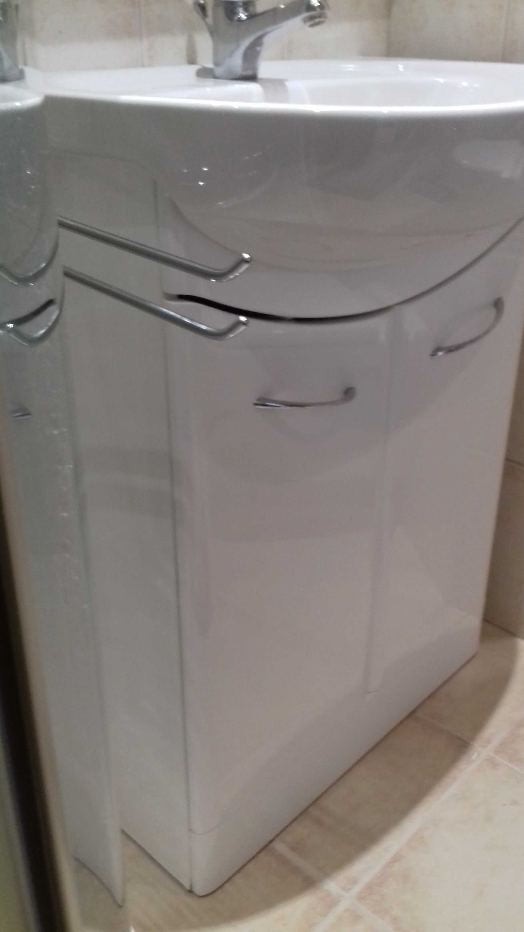 Komplet szafek łazienkowych biały z umywalką rezerwacja