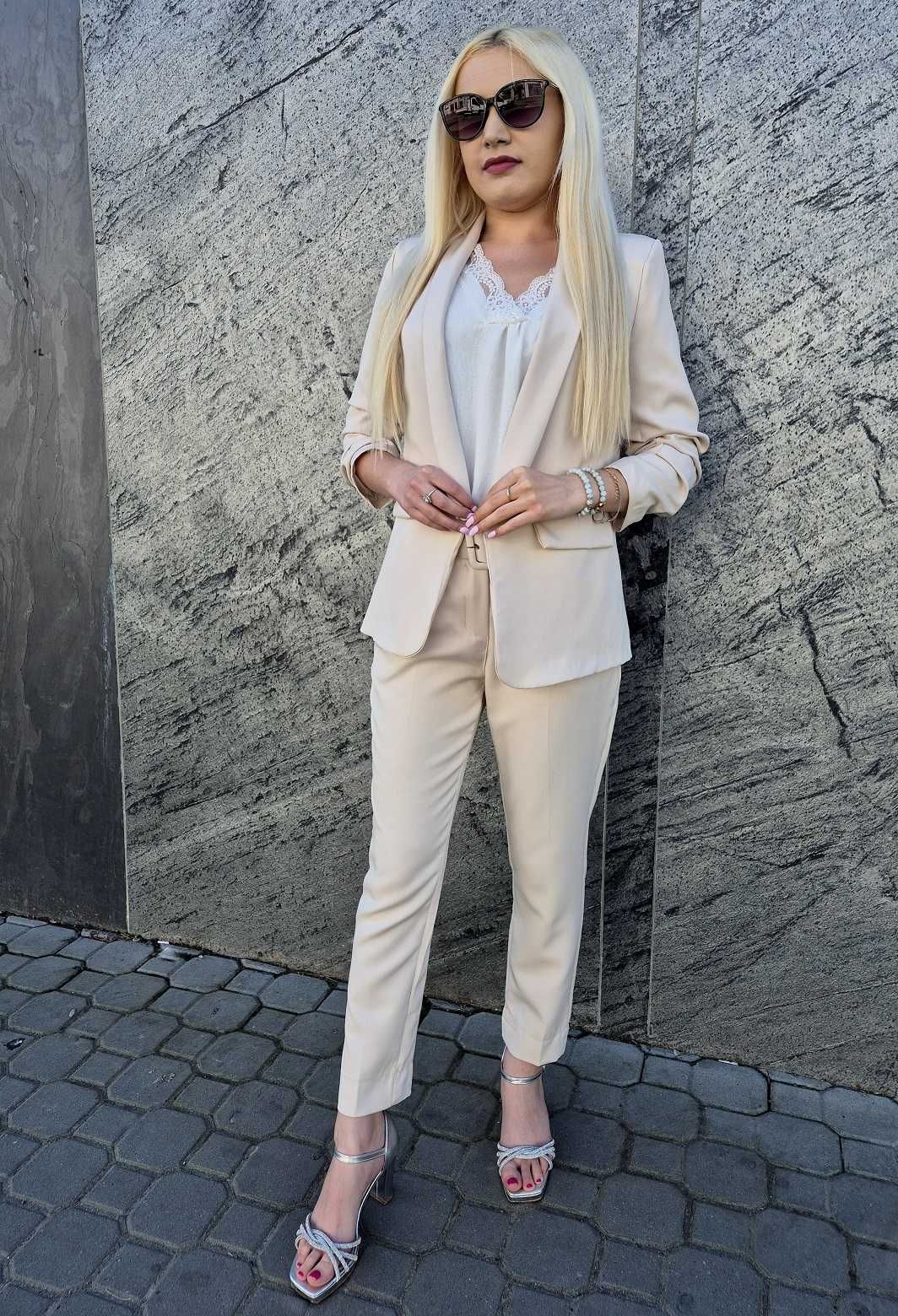 Elegancki damski garnitur z paskiem S beżowy na komunie