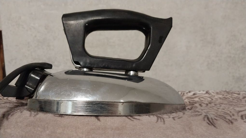 Продам утюг 1960 года рабочий