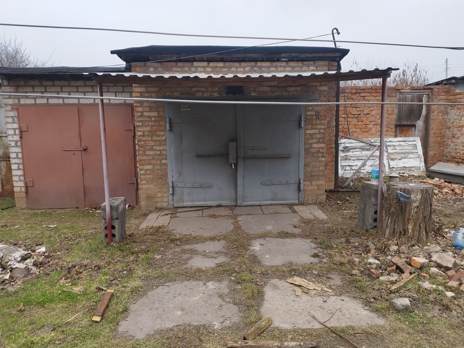 Продаеться гараж в дворі дома біля зупинки  Суха Балка