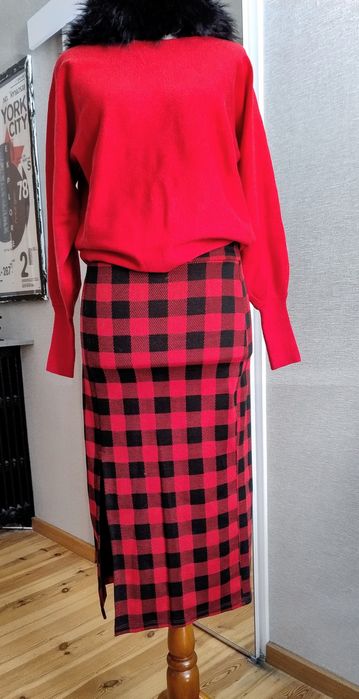 Czerwony sweter,dekolt na plecach, wiązany,bufiaste rękawy