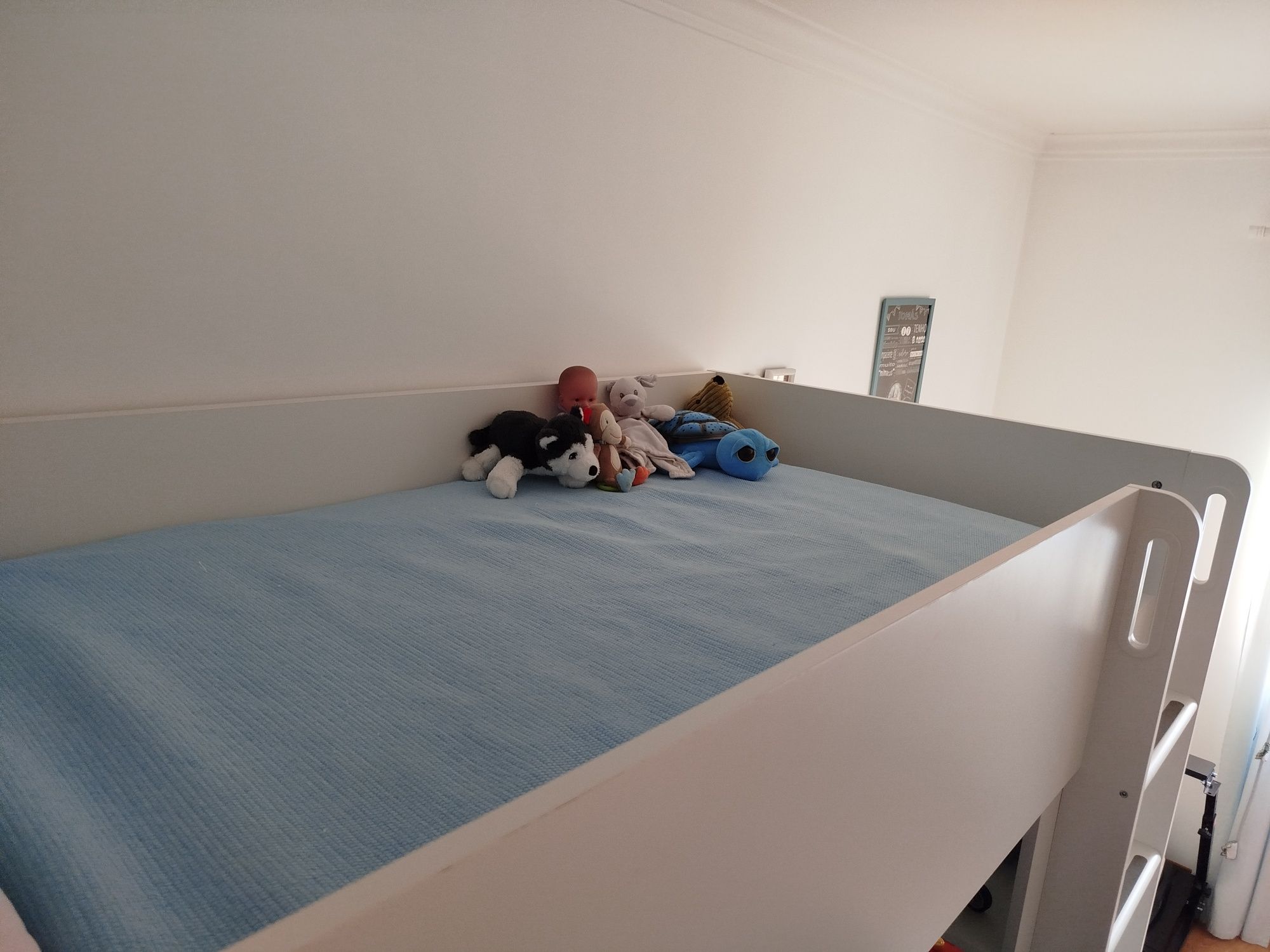 Cama alta branca com secretária e roupeiro
