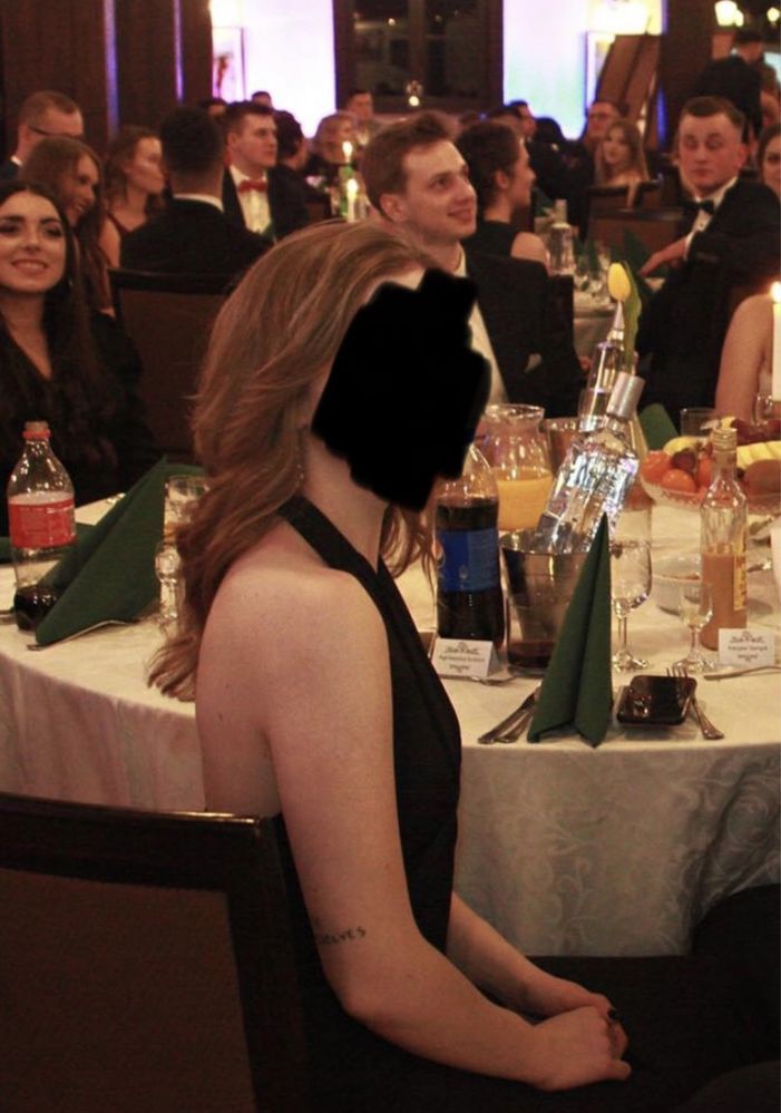 Czarna sukienka wieczorowa na wesele studniówkę bez pleców