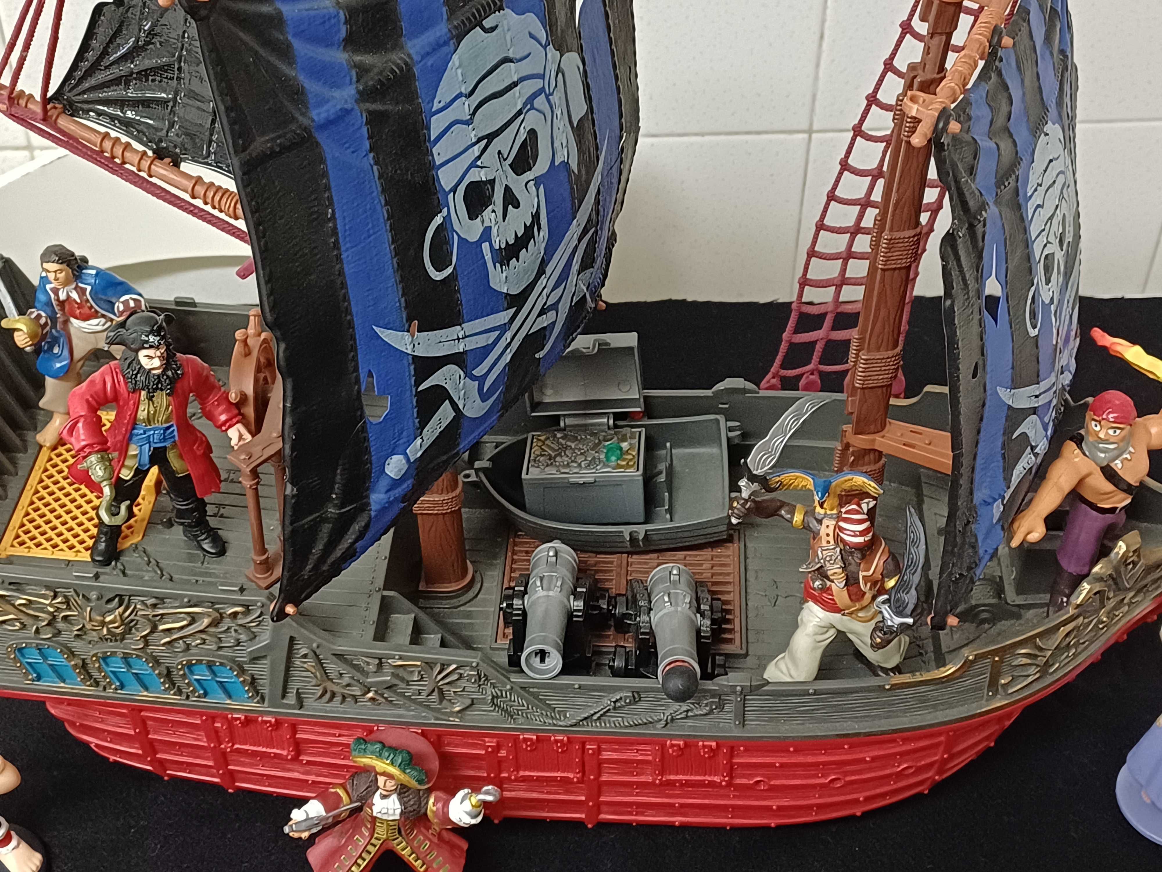 Barco Pirata com 13 figuras, 2 canhões, bote com baú do tesouro