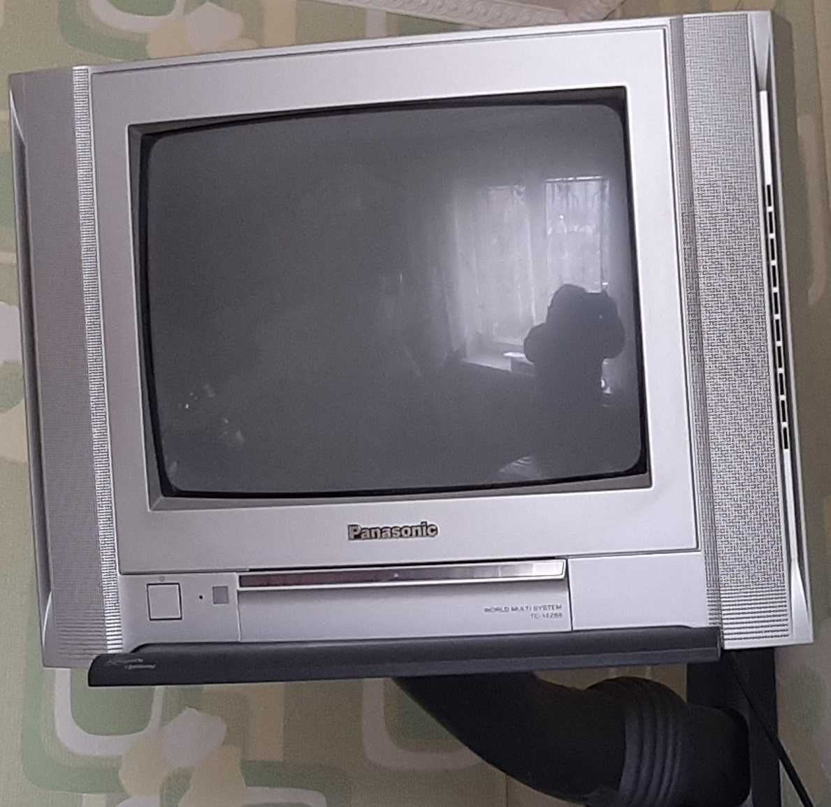 Телевізор Panasonic з консолью для кріплиння на стіну