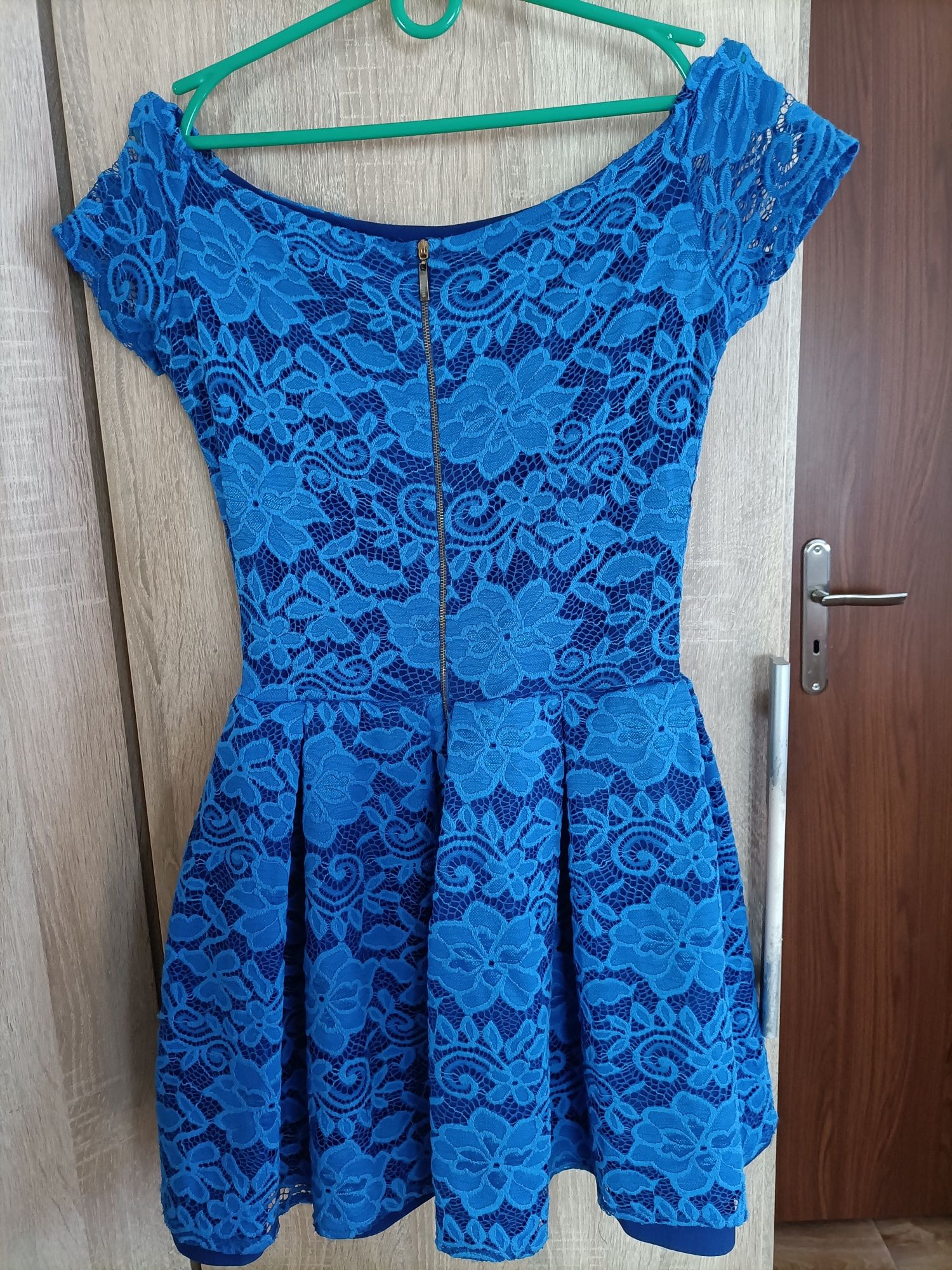Niebieska, chabrowa sukienka z koronki w stylu hiszpanki