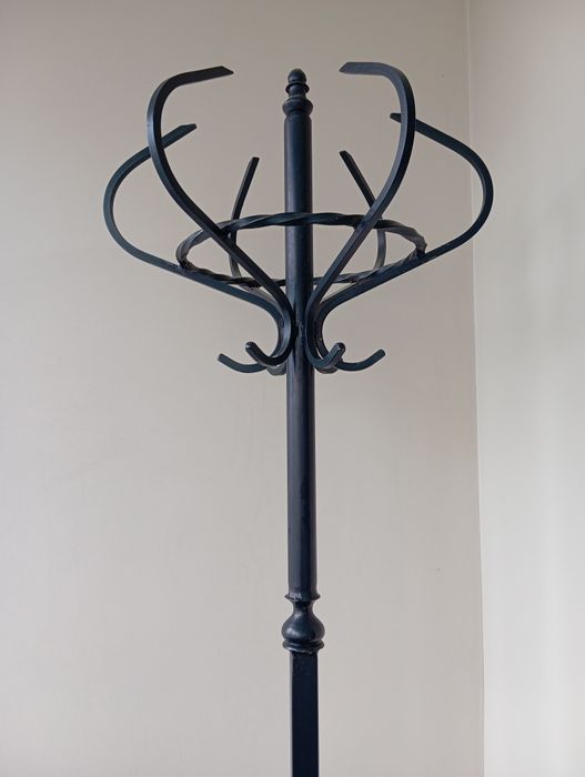 Вешалка напольная для одежды и зонтиков.