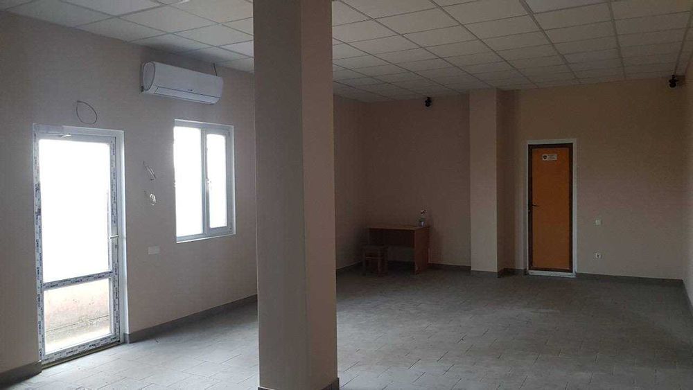 Будівля на фасаді дороги під комерційну діяльність: магазин, СТО, тощо