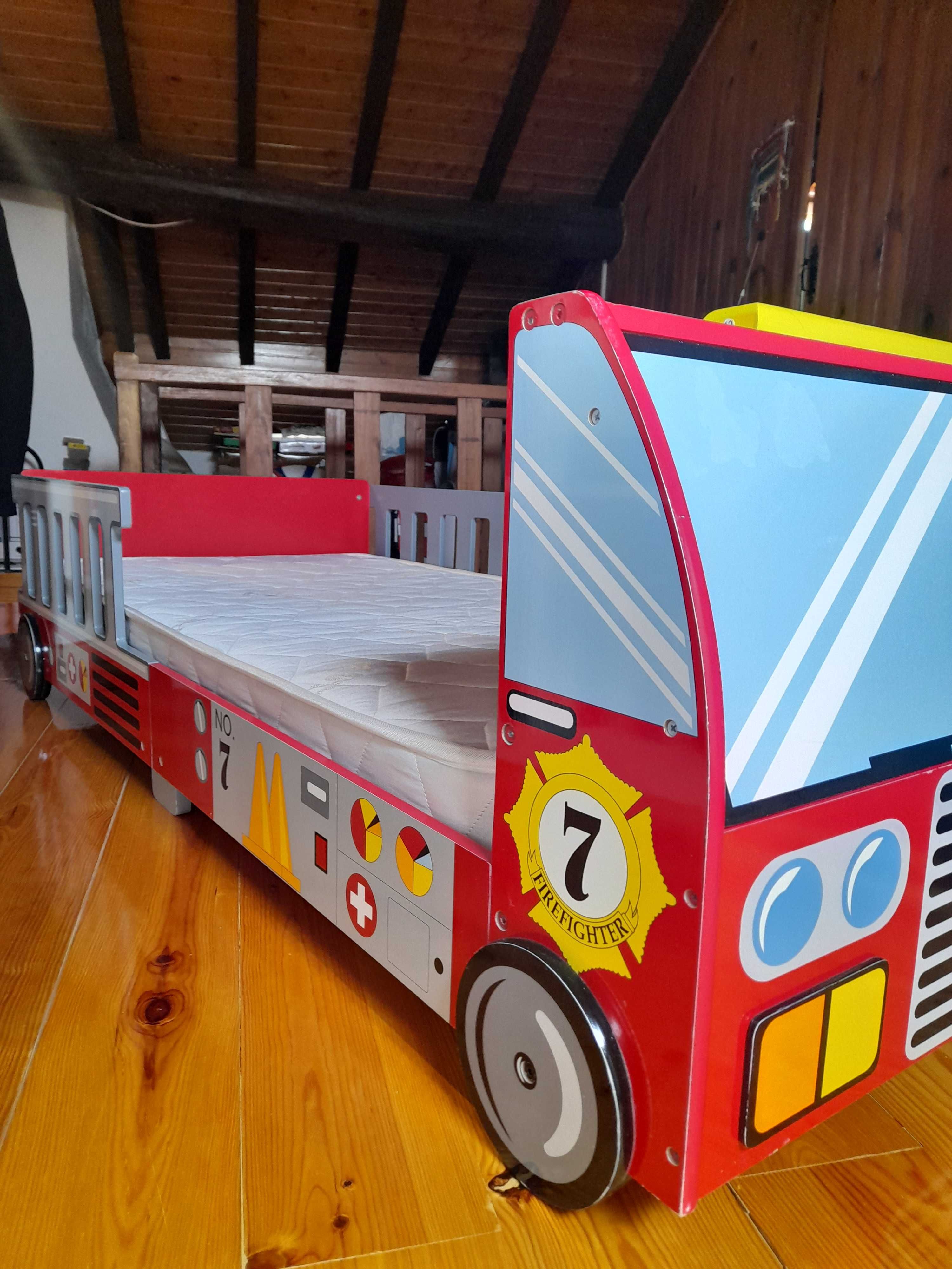 Cama infantil em forma de camião dos bombeiros + colchão