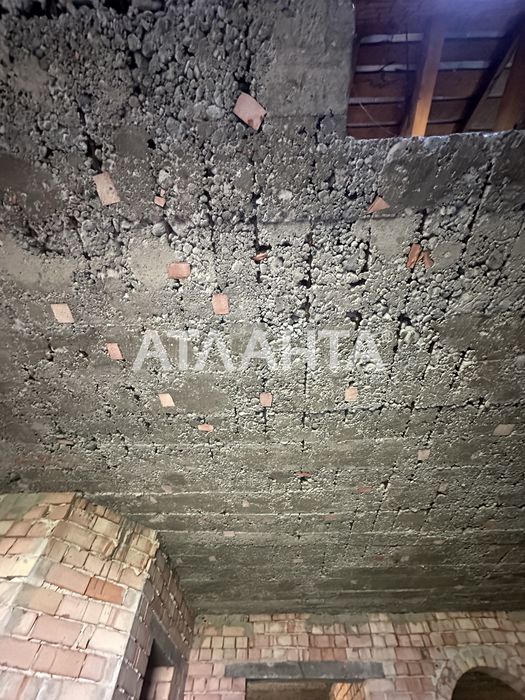 Двоповерховий будинок біля Чернівців