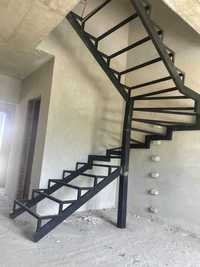 Металеві сходи, сходи в дім, виготовлення сходів, металокаркас сходів