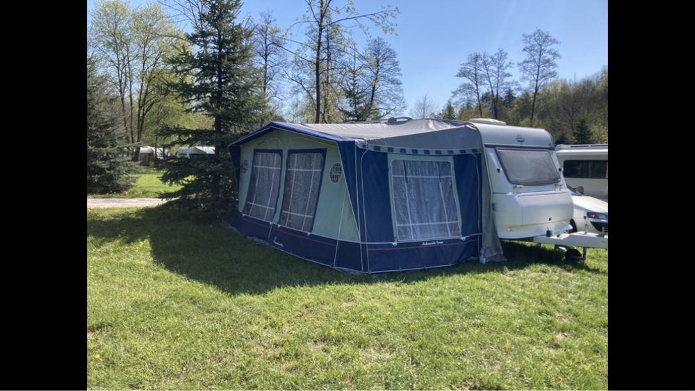Przyczepa kempingowa Hobby 440 De Luxe z przedsionkiem i moverem