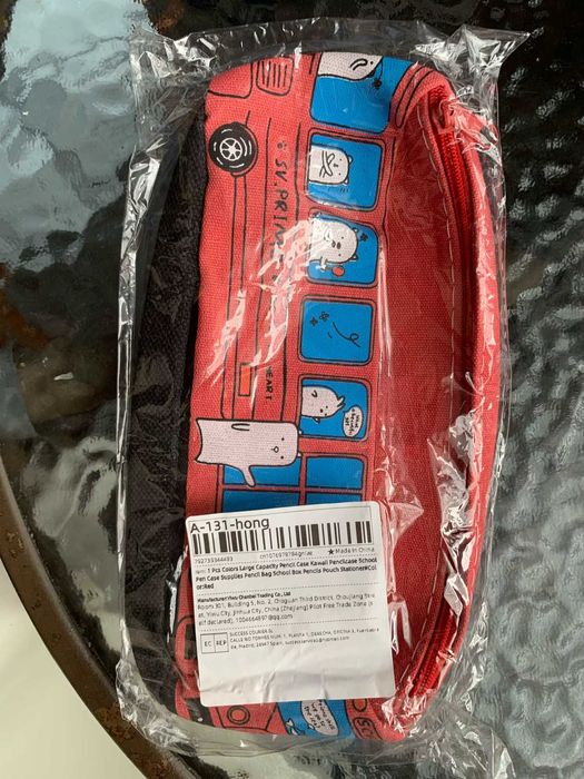 Wielofunkcyjny piórnik z zamkiem błyskawicznym.