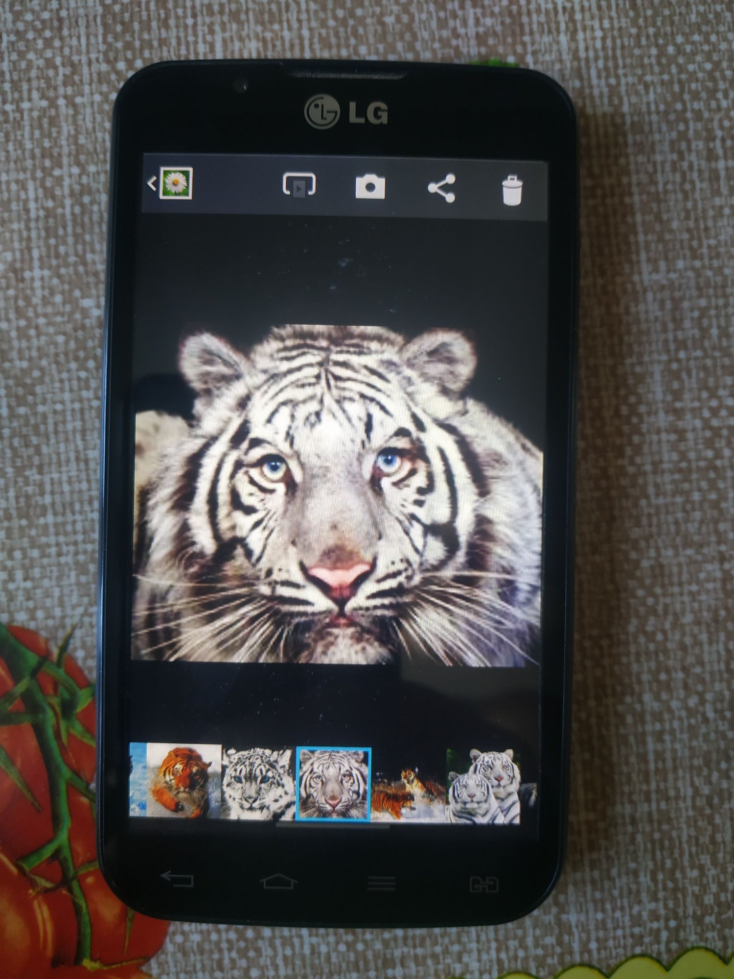 Мобильный телефон LG Optimus L7 II P715 Dual