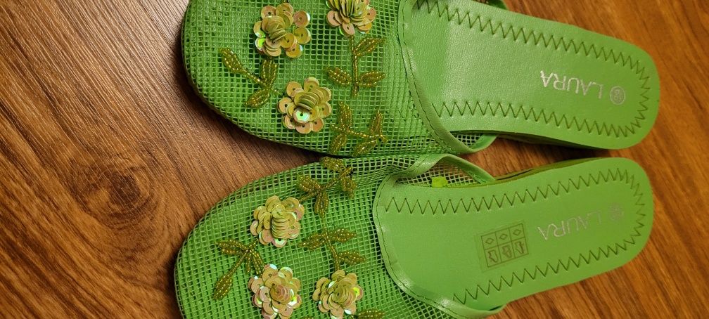 Nowe klapki zdobione cekinami 39